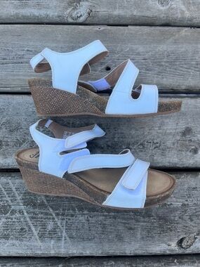 Clarks White Leather Wedge Sandals with Cork-Look Heel Size 8